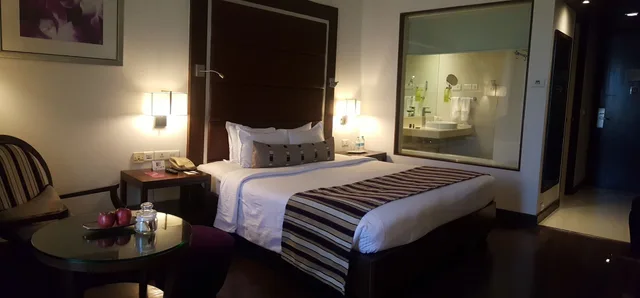 غرفة كلوب بسرير كينج بحوض استحمام، Royal Orchid Central Pune 5/6