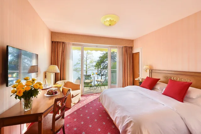 Economy, Double Bed, Partial Lake View، GOLF HOTEL RENE CAPT 2/4