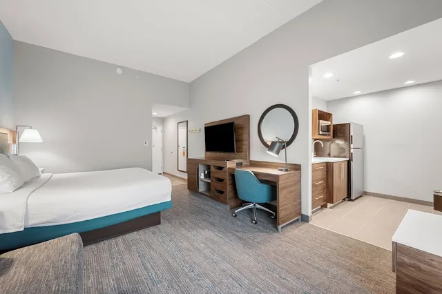غرفة بسرير كينج مع أريكة بمطبخ صغير، Hampton Inn Front Royal 8/10