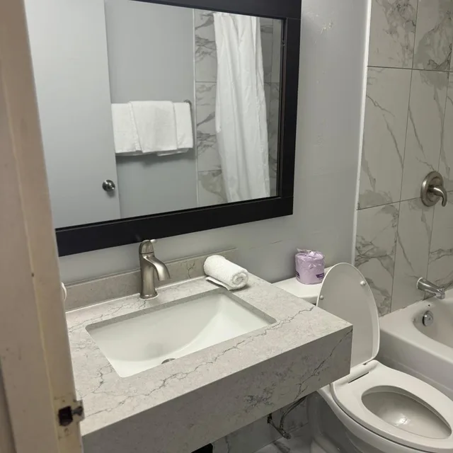 استوديو بسرير كوين، Niagara Lodge Suites 6/9
