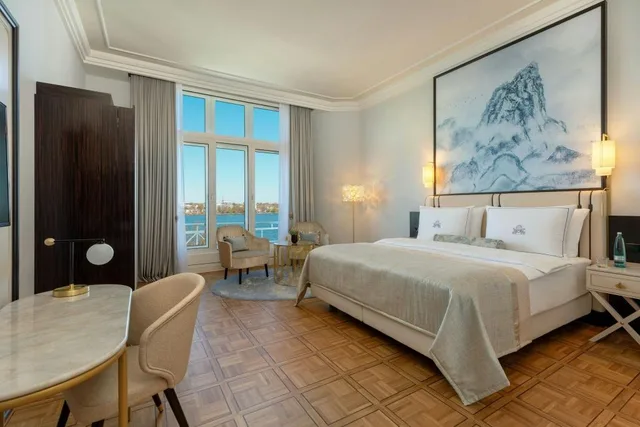 غرفة بسرير كينج بإطلالة على البحيرة بشرفة، Hotel Atlantic Hamburg, Autograph Collection 1/4