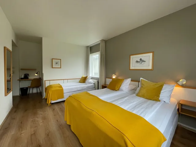 غرفة قياسية ثلاثية بسرير كوين وسرير فردي بحمام خاص، Nordurland Hotel By Keahotels 2/8