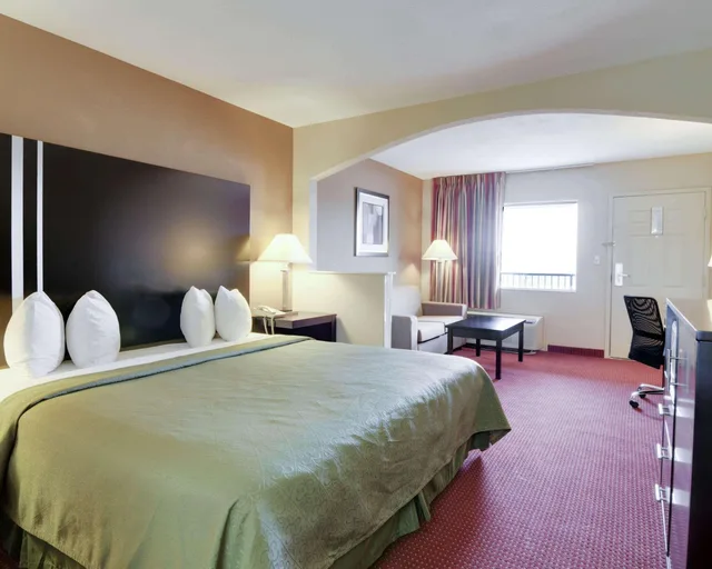 جناح، Quality Inn and Suites Clarksville 1/3