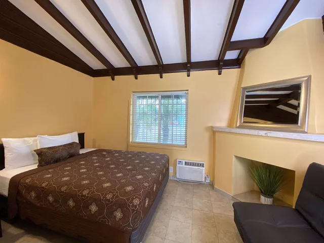 غرفة ديلوكس بسريرين كوين مع أريكة، El Patio Inn Studio City 1/10