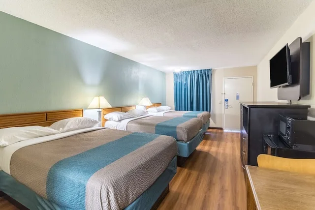 غرفة قياسية بسريرين كوين، Motel6 Kenly, NC 1/5
