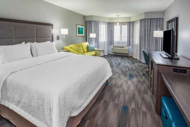 غرفة بسرير كينج مع أريكة، Hampton Inn Monterey 1/4