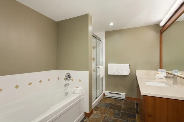 غرفة بسرير بطابقين وسريرين كوين بـ3 غرف نوم مع أريكة، Horstman House By Whistler Premier 6/10