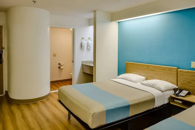 غرفة قياسية بسرير كينج، Motel6 Katy, TX - Houston 4/6