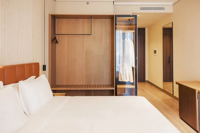 غرفة سوبيريور بسرير كينج بإطلالة على المدينة بشرفة، Grand Duka Hotel & Spa 2/10
