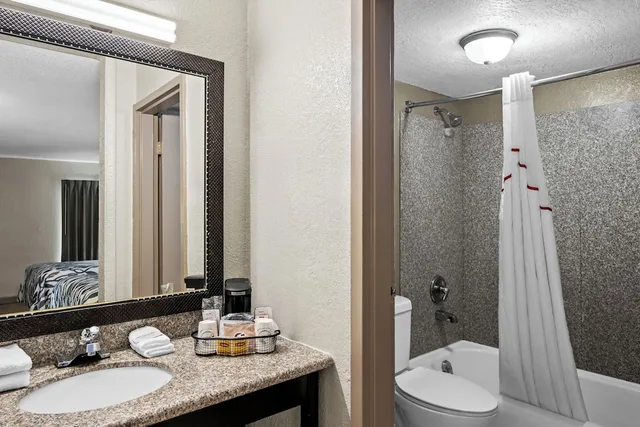 غرفة سوبيريور بسرير كينج بإطلالة على المسبح للمدخنين، Red Roof Inn Hot Springs 8/10