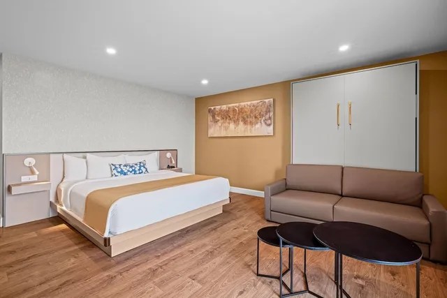 Room, King Bed, Queen Murphy Bed, Balcony، Days Inn by Wyndham Riviere-Du-Loup 3/6
