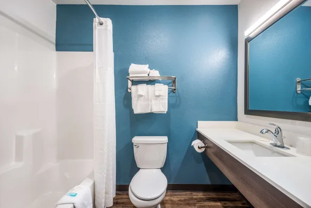 غرفة قياسية بسرير كوين مع أريكة، WoodSpring Suites Bradenton 6/8