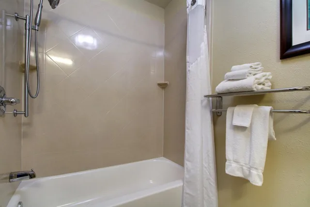 غرفة بسرير كينج بحوض استحمام لذوي الإعاقة، Best Western Eagles Inn 8/8