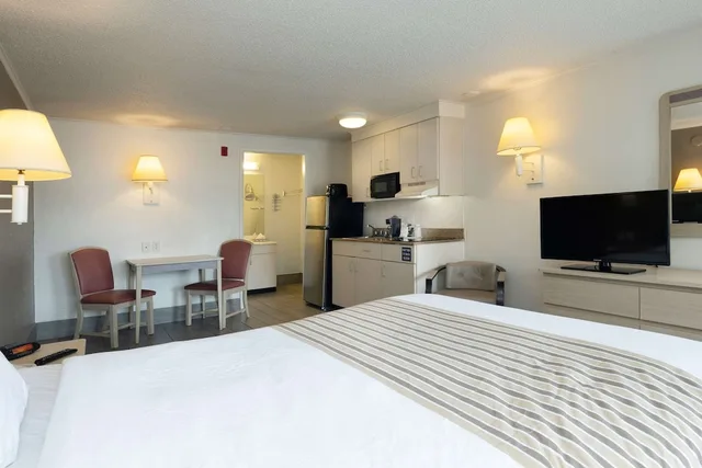 Upgrade, Efficiency, Queen Bed, Accessible، Suburban Studios Mentor - Cleveland Northeast 3/3
