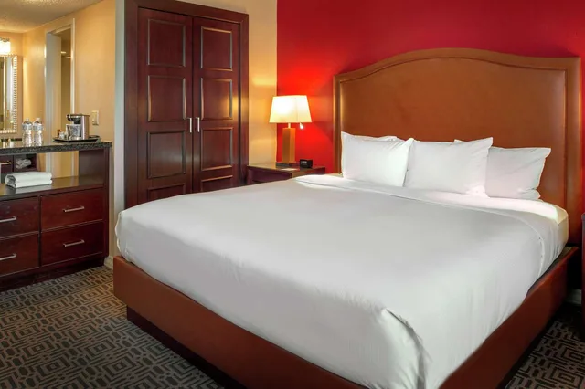 غرفة بسرير كينج مع أريكة، Doubletree By Hilton Hotel St Louis Chesterfield 1/3