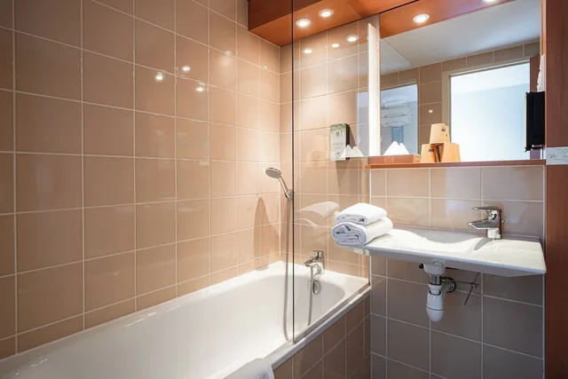 غرفة قياسية بسرير مزدوج وسرير فردي، Hotel Kyriad Rennes Nord 7/10