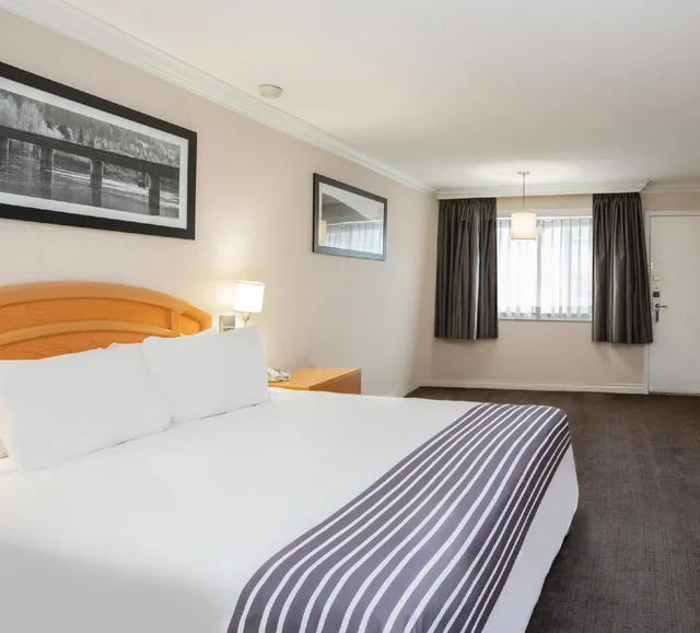 Standard, King Bed, North Wing، Sandman Hotel Revelstoke 1/1