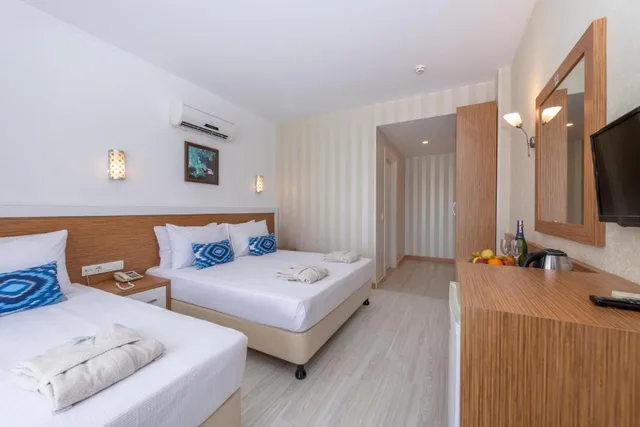 غرفة كبيرة، A Hotel Side 1/6