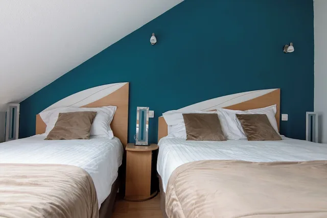 غرفة قياسية ثلاثية بسرير مزدوج وسرير فردي، HOSTELLERIE DU CENTROTEL ET SPA 1/3
