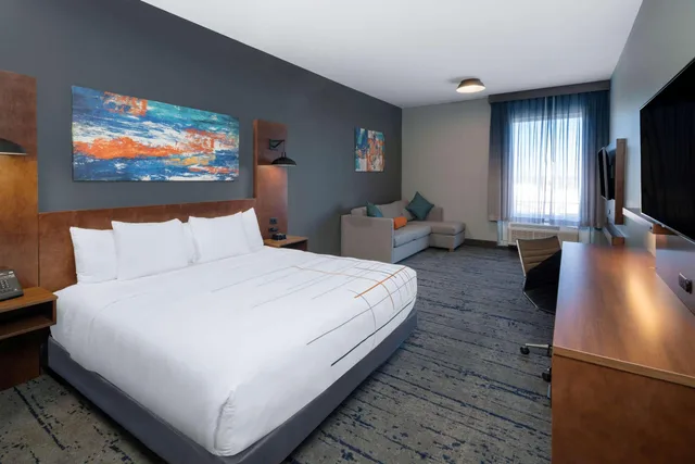 Efficiency, King Bed, Accessible، La Quinta Inn & Suites by Wyndham Louisville East 1/2