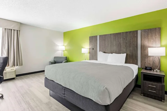 غرفة بسرير كينج بحوض جاكوزي، Quality Inn Clarksville 3/6