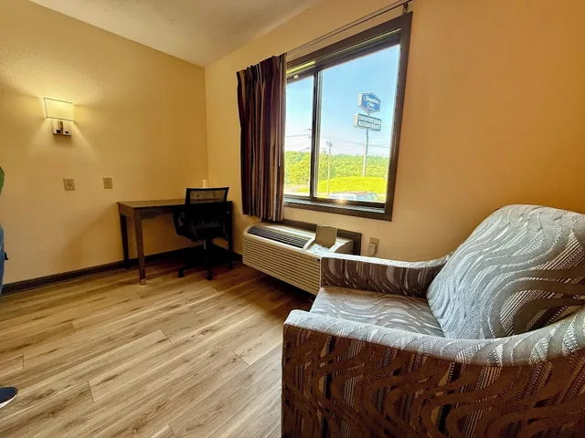Standard, King Bed, Super 8 by Wyndham Hillsville 1/10