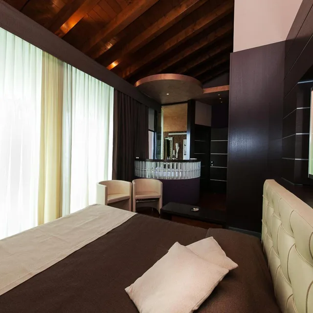 جناح بإطلالة على البحيرة بجاكوزي، Hotel Aurora 4/10