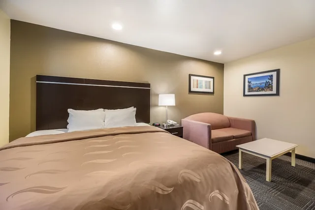 جناح بسرير كينج مع أريكة لذوي الإعاقة، Quality Inn and Suites near NAS Fallon 1/3