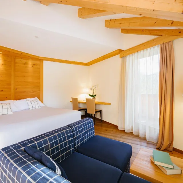 جناح جونيور، Hotel Maribel 8/10