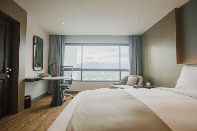 جناح غراند بسرير كينج وسريرين منفصلين بإطلالة على النهر بغرفتي نوم، Centara Riverside Hotel Chiang Mai 2/7