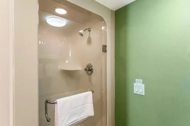 غرفة بسرير كوين مع أريكة، Sleep Inn at Greenville Convention Center 10/10