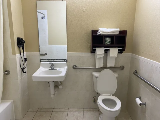 غرفة بسرير كينج لذوي الإعاقة، Red Lion Inn & Suites IAH Airport East 4/4