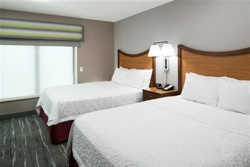غرفة بسريرين كوين بحوض استحمام لذوي الإعاقة، Hampton Inn And Suites Chicago North Shore 1/2