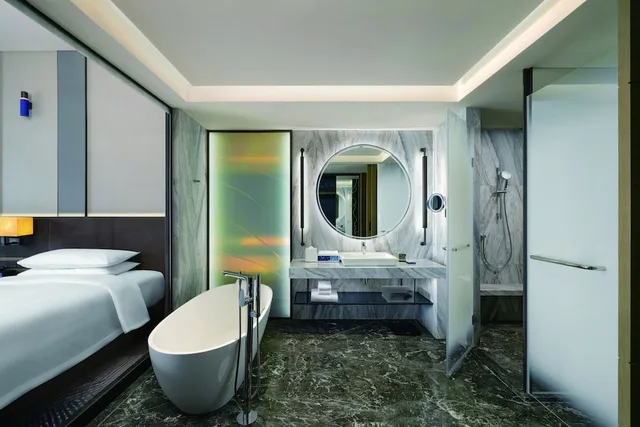 غرفة قياسية بسرير كينج بإطلالة على البحيرة، Renaissance Changzhou Wujin Hotel 5/5