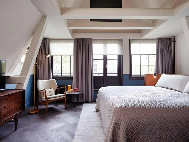 Roomy, King Bed، The Hoxton Amsterdam 1/2
