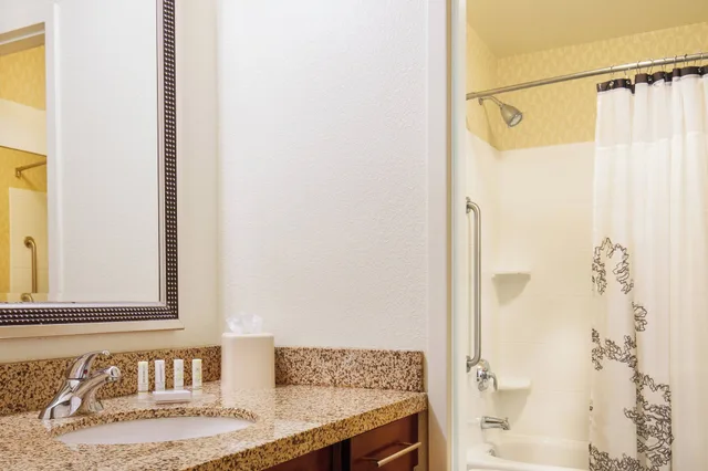 جناح بسرير كينج بغرفة نوم واحدة مع أريكة، RESIDENCE INN BY MARRIOTT PORTLAND DOWNTOWN WATERFRONT 7/10