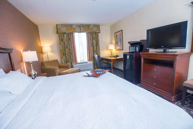 استوديو بسرير كينج مع أريكة، Hampton Inn Brattleboro 2/3