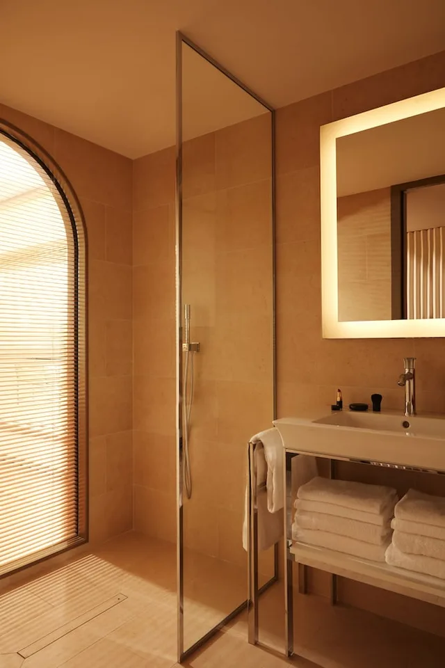 غرفة سيغنتشر بسرير كينج بإطلالة على الفناء، Mondrian Bordeaux Hotel des Carmes 6/7
