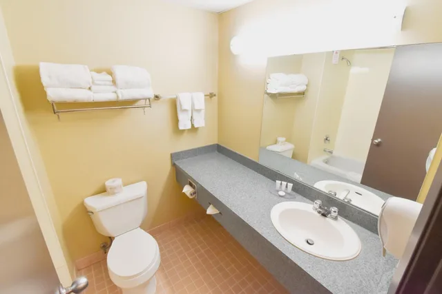 Room, King Bed, Queen Bed, Canad Inns Destination Centre Garden City 3/4