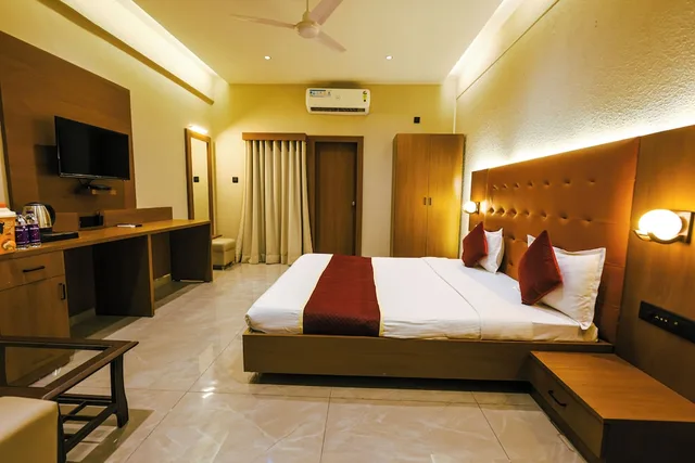 غرفة ديلوكس بسرير كينج بإطلالة على الحديقة، Goverdhan Greens Resort Dwarka 4/10