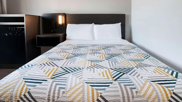 غرفة ديلوكس بسرير كوين، Motel6 Eureka, CA – Redwood Coast 7/10