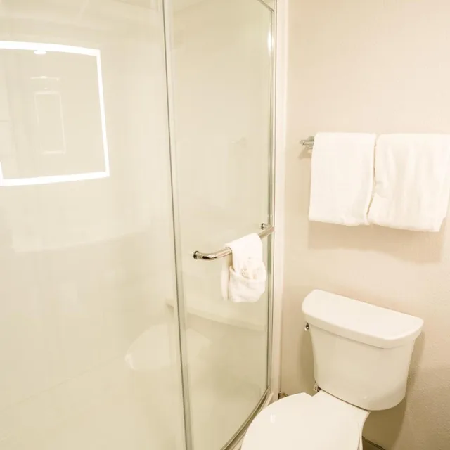 جناح بسرير كينج مع أريكة، Holiday Inn Express Hotel and Suites Knoxville-North-I-75 Exit 112 8/10