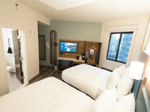 Premium, Queen Bed, Even Hotels Long Island City New York 1/10