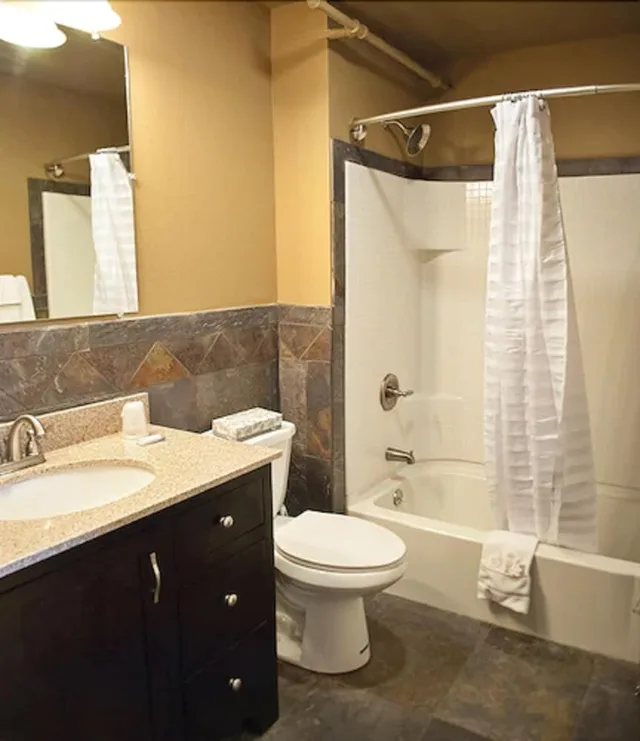 غرفة بسرير كوين بمطبخ، Sitka Hotel And Restaurant 1/1