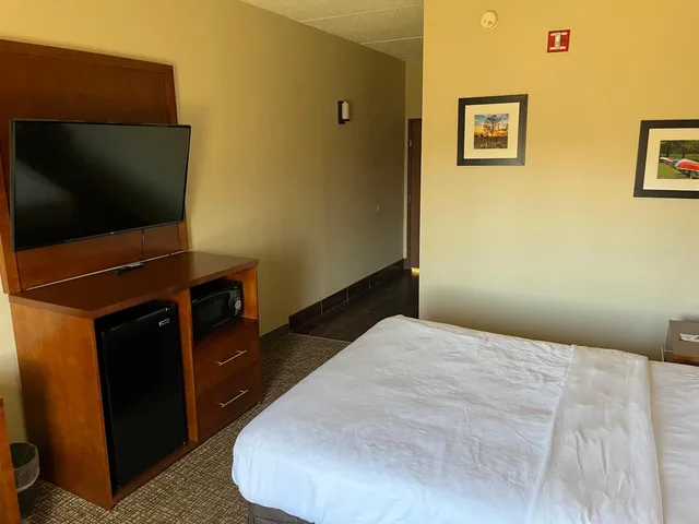 غرفة بسرير كوين بحوض استحمام لذوي الإعاقة، Wingate by Wyndham Clearfield 3/10