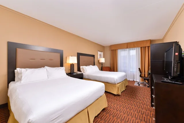 غرفة قياسية بسريرين كوين، Holiday Inn Express Breezewood 3/7