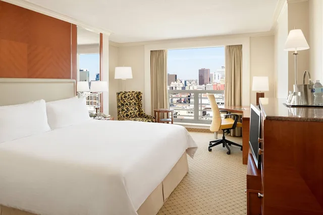 غرفة بسرير كينج بإطلالة على المدينة لذوي الإعاقة، San Diego Marriott Gaslamp Quarter 1/3