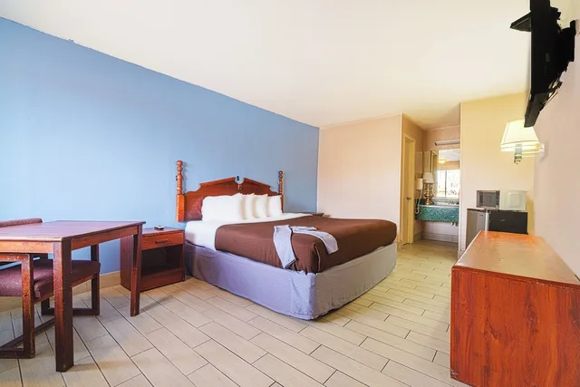 غرفة بسرير كينج لغير المدخنين، Regency Inn Three Rivers I-37 8/10
