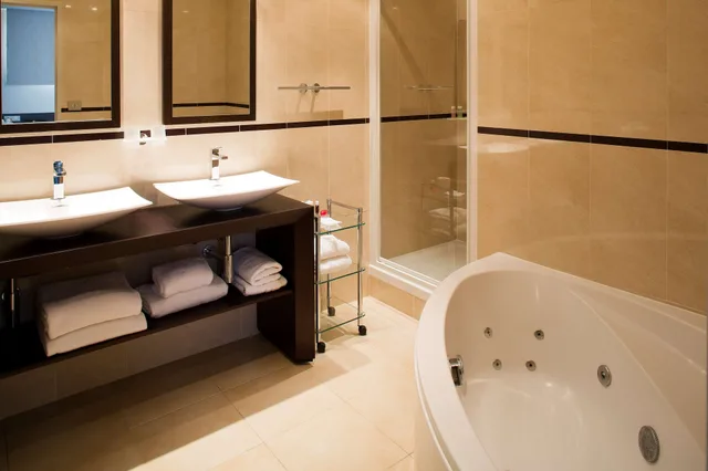 جناح فاخر بسرير كينج وسرير كوين بإطلالة على البحر بشرفة، Hotel Le Mondial, BW Premier Collection 5/8