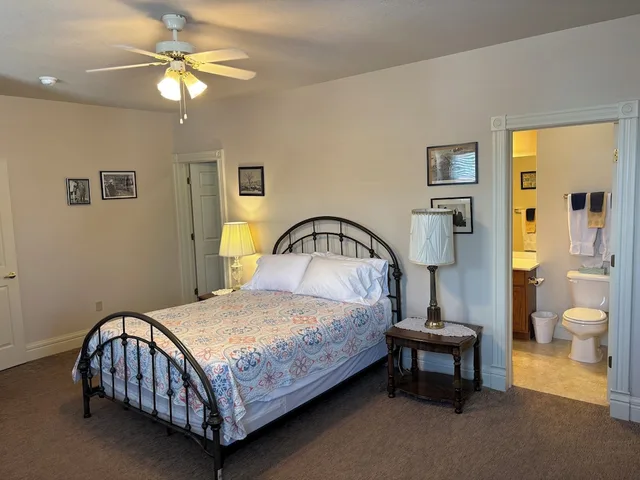 Presidential, Master, Suite, 3 Queen Beds, Sofa، Hermann Crown Suites 2/10